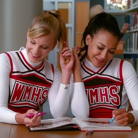 Santana And Brittany Aesthetic, Brittney And Santana Glee, Santana Glee Aesthetic, Brittana Aesthetic, Glee Britanna, Glee Halloween, Wlw Characters, Brittana Glee, Santana And Brittany