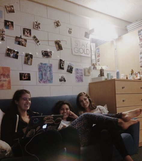 College Aesthetic Friends Dorm, College Roommates Aesthetic, College Experience Aesthetic, College Freshman Aesthetic, College Life Aesthetic Friends, University Friends Aesthetic, College Roommate Aesthetic, College Love Aesthetic, College Friends Aesthetic