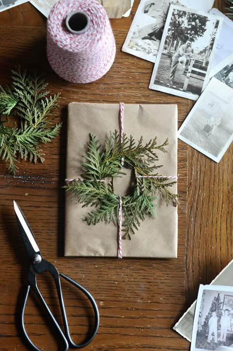 DIY VINTAGE CHRISTMAS GIFT WRAPPING | DIY Holiday Gift Wrap Ideas via Oh So Beautiful Paper (8) Diy Holiday Gift Wrapping, Wrapping Presents, Gift Wrapping Inspiration, Diy Holiday Gifts, Creative Gift Wrapping, Diy Gift Wrapping, Holiday Gift Wrap, Pretty Packaging, Wrapping Ideas