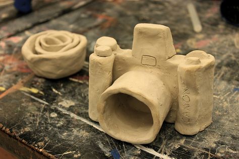 Clay Camera, Coil Vessel, Ceramic Camera, Clay Moulding, Clay Clay, Kids Pottery, Kids Art Class, Abstract Art Painting Diy, Ceramics Pottery Art