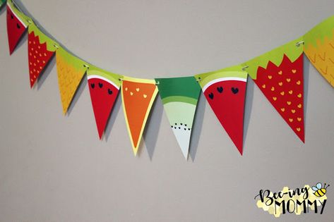 Tutti Frutti Party Decoration Ideas - link to the free printable fruit bunting/garland Fruit Banner Free Printable, Fruit Theme Decorations, Fruits Day Celebration Ideas, Hari Gizi, Tutti Frutti Party Decorations, Fruit Banner, Tutti Frutti Birthday Party, Tutti Frutti Party, List Of Food