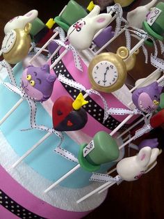 Cake pops Alice In Wonderland Cakepops, Alice In Wonderland Cake Ideas, Alice In Wonderland Cake Pops, Disney Cake Pops, Mad Hatter Cake, Wonderland Cake, Alice In Wonderland Tea Party Birthday, Onederland Birthday Party, Wonderland Birthday