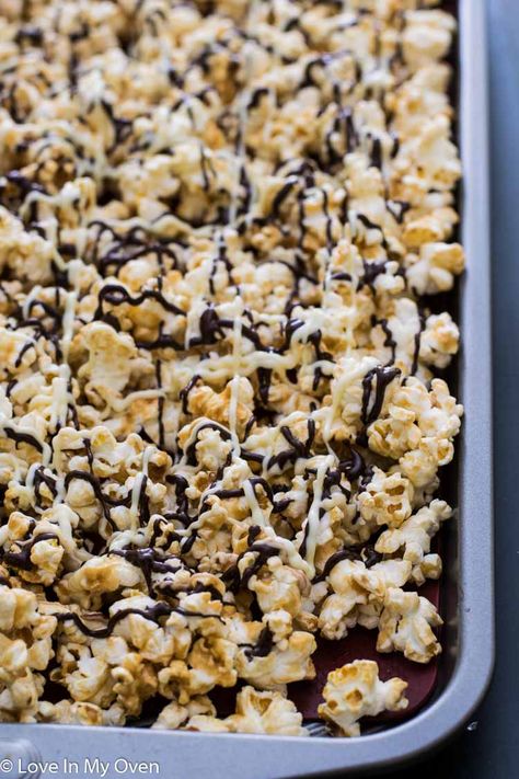 Sweet and salty, this black and white popcorn is the perfect late night or date night snack! The most addictive and delicious white and dark chocolate drizzled popcorn. // chocolate drizzled popcorn Black And White Popcorn, Popcorn Dessert, Chocolate Drizzled Popcorn, Kids Treats, White Popcorn, Crunchy Chocolate, Halloween Menu, Popcorn Snacks, Chocolate Popcorn