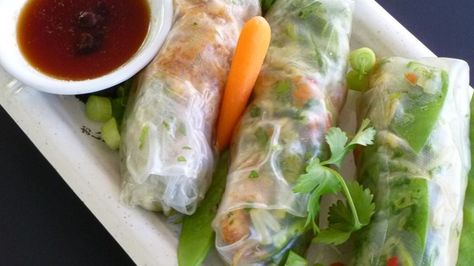 Spring rolls Healthy Rolls, Vietnamese Fresh Spring Rolls, Vietnamese Spring Rolls, Chicken Spring Rolls, Vegetable Spring Rolls, Fresh Spring Rolls, Spring Roll Recipe, Making Lunch, Thai Chicken