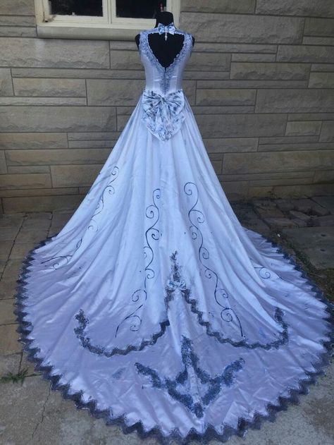 Beautiful Purple Wedding Dress!!! Corpse Bride Wedding Dress, The Corpse Bride Emily, Gothic Groom, Corpse Bride Dress, Corps Bride, Corpse Bride Emily, Halloween Costume Wedding, Corpse Bride Wedding, Nightmare Before Christmas Wedding