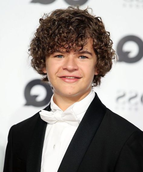 gaten-matarazzo-brown-curly-hair-blue-eyes-good-haircuts-for-men-black-blazer-white-shirt Popular Boys Haircuts, Gaten Matarazzo, Boy Haircuts Short, Cool Boys Haircuts, Brown Curly Hair, S Curl, Evan Hansen, Nice Boy, Boys With Curly Hair