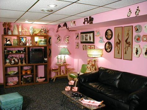 What a room! Pink Goth Living Room, Rockabilly Decor, Rockabilly Home Decor, Goth Living Room, Quirky Apartment, Patchwork Decor, Retro Homes, Retro Rooms, Retro Lifestyle