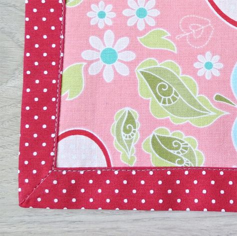 Double Sided Fabric, Fabric Napkins, Scrap Fabric Projects, Placemats Patterns, Fabric Napkin, Quilting Studio, Small Sewing Projects, Cloth Napkin, Craft Corner