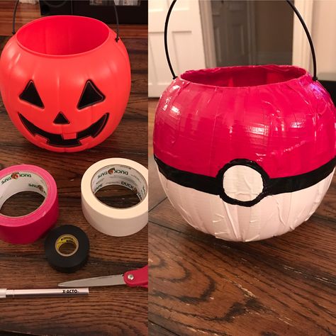 DIY Pokeball treat bucket. $1 pumpkin from Walmart with red & white duct tape and black electrical tape Diy Pokemon Trainer Costume, Pokeball Halloween Bucket, Pokémon Trainer Costume, Pokémon Macarons, Pokémon Trunk Or Treat, Pokemon Trunk Or Treat Ideas, Diy Pokemon Costume, Pokémon Decor, Diy Pokeball