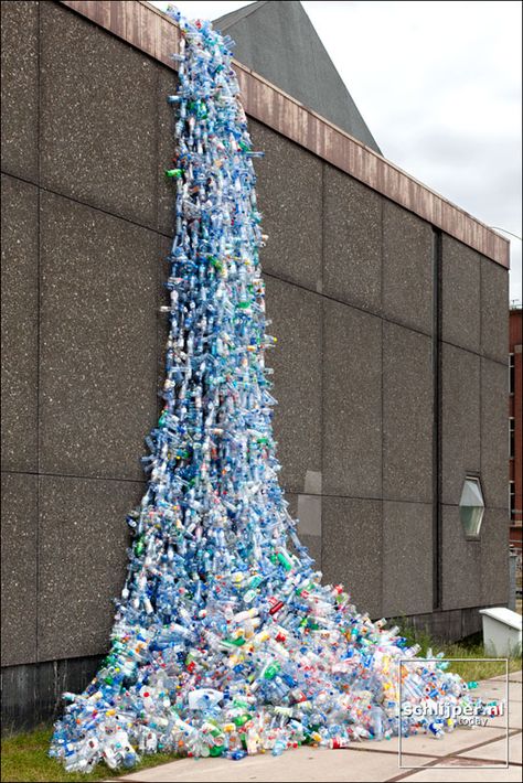 badhuiskade Bottle Art Installation, Sustainable Event, Plastic Bottle Art, Different Kinds Of Art, Plastic Art, Freelance Photographer, Plastic Bottle, Bottle Art, Blue Ocean