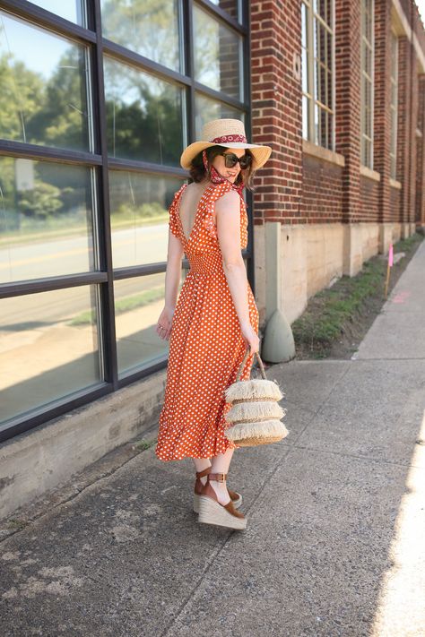 v neck polka dot dress Orange Polka Dot Dress, Simply Fashion, Dress For Summer, Fashion Group, Real Style, Blogger Style, Romantic Style, Fashion Bloggers, Mom Style