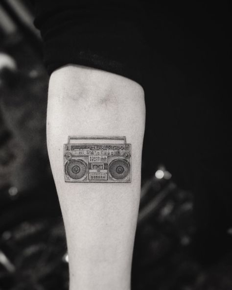 Doctor Woo on Instagram: “Play it loud 🔊🔊🔊 @michellejubelirer  #hideawayatsuitex  #slimneedle” Stereo Tattoo, Dr Woo Tattoo, Surf Tattoo, Dr Woo, Tattoo Process, Matching Tattoo, Sleeves Ideas, Music Tattoos, Get A Tattoo