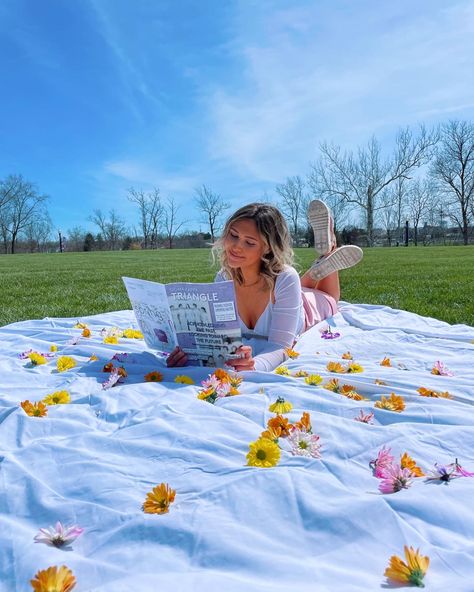 #picnic #portrait #photography #portraitphotography #springstyle #spring #sorority #sigmakappa #blondehairstyles Park Blanket Photoshoot, Picnic Portrait, Blanket Photoshoot Ideas, Picnic Pictures, Blue Picnic, Park Blanket, Butterfly Effect, Graduation Pictures, Senior Photos