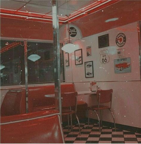 𝘗𝘪𝘯𝘵𝘦𝘳𝘦𝘴𝘵:  @✧𝘴𝘢𝘺𝘭𝘪𝘢𝘮 𝘮𝘢𝘳𝘪𝘦✧ James Nachtwey, Fotografi Vintage, 80s Aesthetic, 90s Aesthetic, Foto Vintage, Retro Wallpaper, Aesthetic Colors, Foto Inspiration, Retro Aesthetic