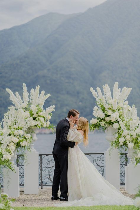 Wedding Alter Flowers, Wanderlust Wedding, White Wedding Arch, Wedding Alters, Floral Arch Wedding, Wedding Ceremony Arch, Wedding Altars, Lake Como Wedding, Wedding Ceremony Flowers