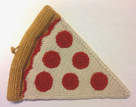 Monster Crochet: Pizza by the slice for you - NEW PATTERN AVAILABLE... Crochet Pizza, Appliqué Crochet, Cupcake Crochet, Monster Crochet, Food Crochet, Crochet Cupcake, Making Pizza, Kitchen Ornaments, Crochet Decor