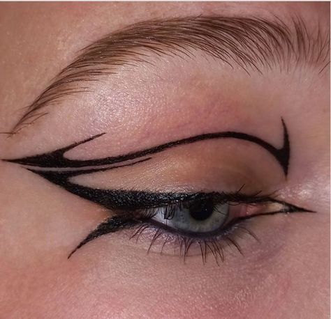 Black Eyeliner Looks Creative, Weird Eyeliner Looks, Asymmetrical Eyeliner, Crazy Eyeliner Looks, Cool Eyeliner Ideas, Fancy Eyeliner, Unique Eyeliner Looks, Black Eyeliner Looks, Artistic Eyeliner