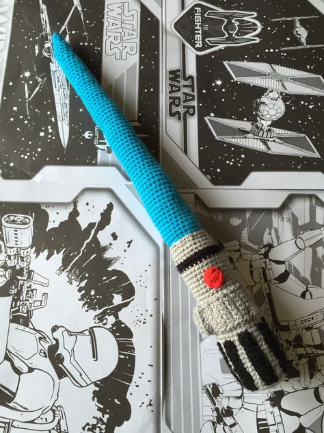 Since making my crochet R2-D2, I have been thinking about making some crochet lightsabers for a while now but I wasn’t too sure whether I would be able to make something that would look ok. A… Lightsaber Crochet, Crochet Lightsaber, Crochet Star Wars, Lightsaber Handle, Blue Lightsaber, Star Wars Lightsaber, Star Wars Crochet, Amigurumi For Beginners, Sabre Laser