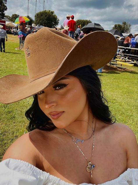 Mexican Hats For Women, Cowgirl Makeup Ideas Country, Cowgirl Makeup, Foto Cowgirl, Cowgirl Style Outfits, Country Style Outfits, Latina Fashion Outfits, Looks Country, Rodeo Outfits