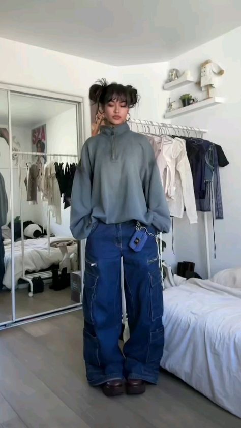 Playful Outfits Street Styles, Low Rise Jean Winter Outfit, Baggy Cold Weather Outfits, Oversized Jean Outfit, Cozy Baggy Outfits, Outfits For Super Cold Weather, Tokyo Street Style Winter 2024, Dark Wash Blue Jeans Outfit, Simple Outfit Inspo Winter