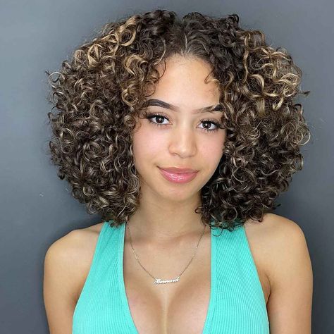 35 Most-Flattering Short Curly Hairstyles to Perfectly Shape Your Curls Short Curly Cuts, Dunner Wordend Haar, Natural Curly Hair Cuts, Short Curly Hairstyles, Hairstyle Names, Short Curly Haircuts, Short Wavy Hair, Curly Girl Hairstyles, Curly Hair With Bangs