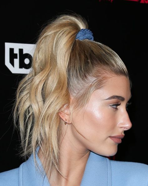 Hailey Baldwin rocks a '90s hairstyle! Hailey Rhode Baldwin, Estilo Kardashian, Jitterbug, 90s Hairstyles, High Ponytail, Hair Straight, Holiday Hairstyles, Hailey Baldwin, Grunge Hair