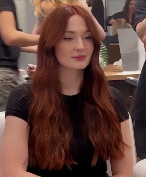 Copper For Pale Skin, Auburn Hair Red Lipstick, Sofie Turner Red Hair, Sophie Turner Red Hair Aesthetic, Ginger Bayalage On Dark Hair, Dark Ginger Hair Pale Skin, Sophia Turner Red Hair, Ginger Hair No Bleach, Sophie Turner 2023