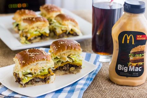 Make mini Big Mac sliders at home with 12 dinner rolls (ex: King's Hawaiian) and using Big Mac Sauce or Thousand Island dressing. Tastes just like McDonalds! Big Mac Sliders, Mcdonald's Big Mac, Sliders Recipes Hawaiian Rolls, Big Mac Sauce, Mac Sauce, Slider Sandwiches, Cheeseburger Sliders, Thousand Island Dressing, Burger Sliders