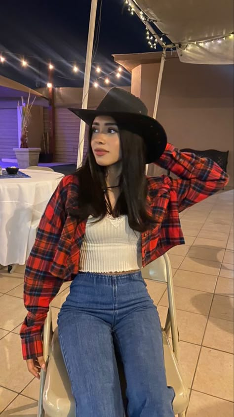 Vaqueras Outfit Aesthetic, Aesthetic Cowgirl Outfit, Simple Rodeo Outfits For Women, Target Employee Outfit, Target Employee Outfit Ideas, Vaqueras Aesthetic, Ootd Vaquero, Outfit Vaquera, Vaquero Outfit