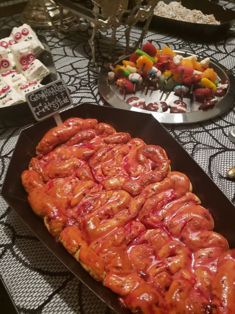 Halloween Cinnamon Roll Intestines, Intestine Cinnamon Rolls, Cinnamon Roll Intestines, Desserts Cinnamon, Halloween Beach, Halloween Themed Food, Beach Bash, Halloween Eve, Halloween Things