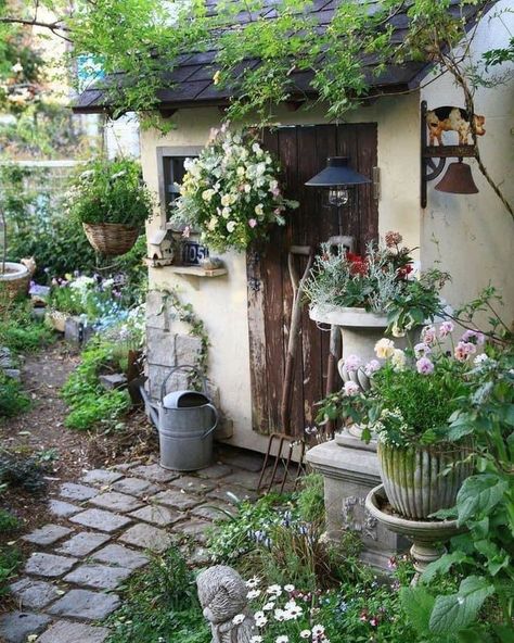 French Cottage Garden, Cottage Garden Sheds, Country Cottage Living, Casa Hobbit, Courtyard Gardens Design, Cottage Garden Design, English Cottage Garden, Charming Garden, Small Garden Design