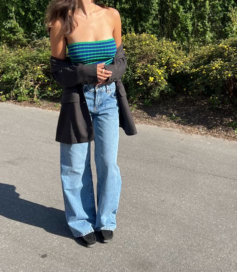 I’m wearing: baggy jeans, low-waisted with a knitted top, tube top, stribed top, oversized blazer, clarks, Black low clarks for the danish summer. Clarks Outfit, Black Clarks, Low Waisted Jeans, European Summer Outfits, Danish Style, Copenhagen Style, Knitted Top, European Summer, Oversized Blazer