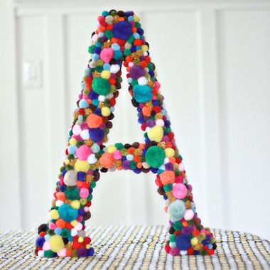 Do you have pretty pom poms in your stash but aren't sure what to do with them? Here are 20 pom-pom crafts that will inspire you! Pom Pom Letters, Aunt Peaches, Diy Pom Pom, Lamb Decorations, Diy Yarn Crafts, Pom Pom Crafts, Hand Crochet Baby Blanket, Yarn Diy, Diy Candy