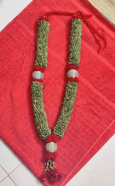 Elachi Garland, Cardamom Garland, Flower Mala, Simple Garland, Children Hospital Design, Thermocol Craft, God Idols, Marriage Reception, Wedding Gift Pack