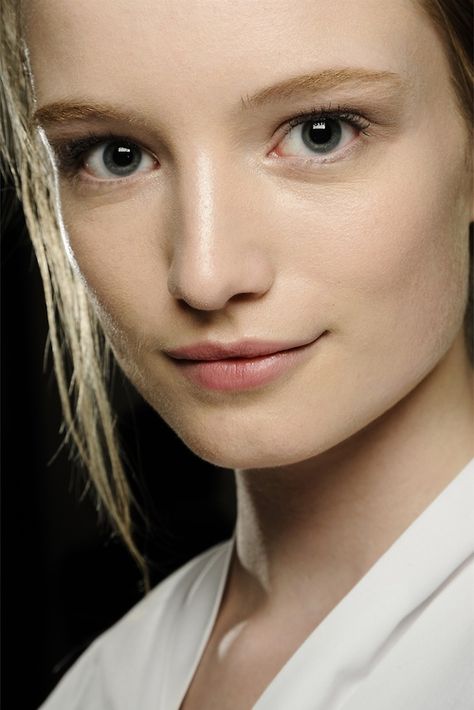 eyes / smile Beauty Minimalism, Valentino Beauty, Valentino Couture, Pinterest Closet, Interesting Faces, Pixie Hairstyles, Pretty Makeup, Fashion Shows, Doll Face