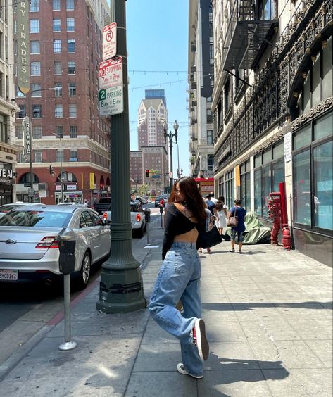 comme de garçon shoes wide leg pants glassons twist tie long sleeve Poses On The Street, City Instagram Pictures Daytime, Street Sign Photoshoot, Full Body Picture Poses, Poses Street, Ig Poses, City Pics, Street Pics, Foto Inspo