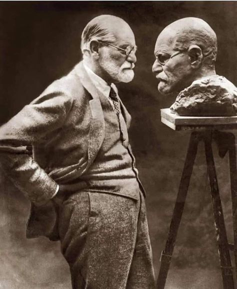 Sigmund Freud in front of his bust executed by Sculptor Oscar Nemon (1905-1985) Vienna, 1931 John Heartfield, Mad Scientists, Poster Book, Card Frame, Writers And Poets, Sigmund Freud, Carl Jung, Philosophers, Music Print