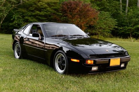 Porsche 944 - Ultimate Model Guide 944 Porsche, Porsche 968, Porsche 924, Porsche Models, Porsche 944, Ford Galaxie, Jaguar Car, Research Center, Automotive Art