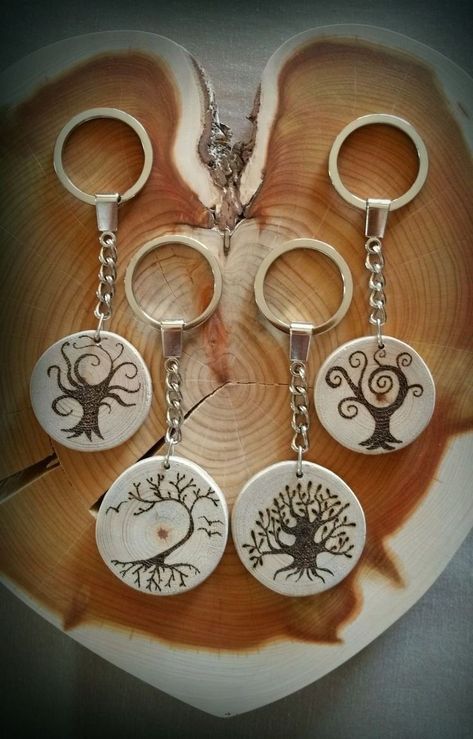 Wood Burning Tips, Pyrography Designs, Wood Burn Designs, Pyrography Patterns, Wood Slice Art, Woodburning Projects, Wood Art Projects, Wooden Keychain, Wood Burning Crafts