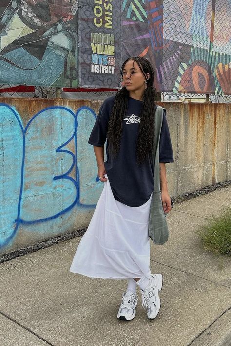 Summer Outfits Japan, Styling Skirts, Business Promo, T Shirt Ideas, Japan Outfit, Dad Sneakers, Black Femininity, Causal Outfits, Autumn 2023