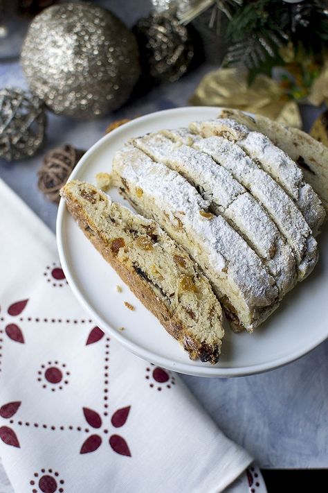 Easy Stollen Recipe, Foreign Desserts, German Deserts, Christmas Stollen Recipe, Stollen Bread, Gourmet Bread, Christmas Stollen, Stollen Recipe, German Pastries