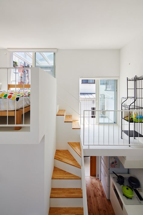 Gallery of Balcony House / Takeshi Hosaka Architects - 8 Loft With Balcony, Balcony Inside House, Mezanine Interior, Balcony House Design, Mezzanine House Design, Balcony House Second Story, Second Floor House Design, Mezzanine House, Takeshi Hosaka