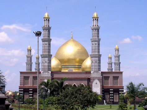 Masjid Dian Al-Mahri, Depok, West Java, Indonesia. The dome and pillars are all gold-plated Islamic Quotes About Life, Dutch East Indies, Mosque Architecture, Religious Architecture, Beautiful Mosques, West Java, Positive Living, Hagia Sophia, Paradise On Earth