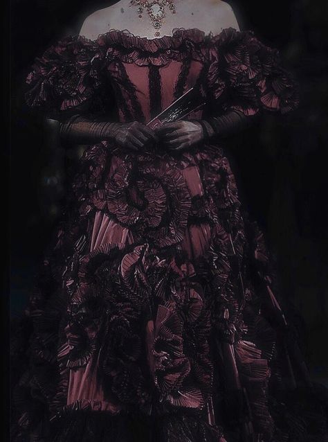 Vampire Dress Aesthetic Victorian, Vampire Athestic, Victorian Aesthetic Fashion, Vampire Outfit Victorian, Feminine Vampire Aesthetic, Victorian Goth Vampire Aesthetic, Goth Royal Aesthetic, Vampire Look Aesthetic, Old Money Vampire Aesthetic