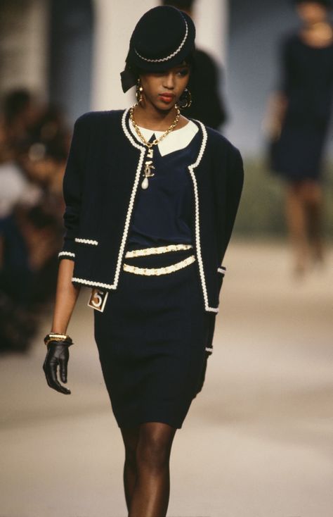 A History Of Chanel — From Its Beginnings To The Most Iconic Looks Chanel Runway, Chanel Outfit, Mode Chanel, Chanel Jacket, Chanel Spring, Fashion Revolution, Chanel Vintage, Couture Runway, Chanel Fashion