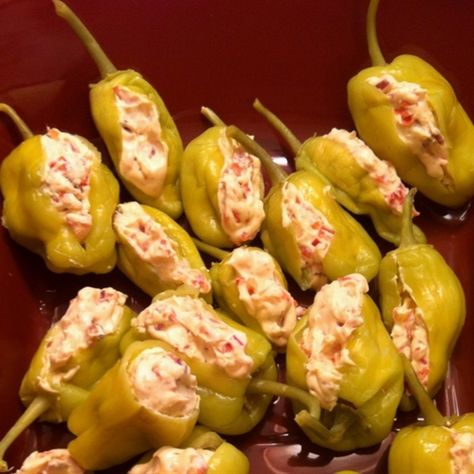 Stuffed Pepperoncini, Stuffed Pepper, Hispanic Food, Stuffing Recipes, Finger Food Appetizers, Football Food, Snacks Für Party, Party Food Appetizers, Meatless Monday