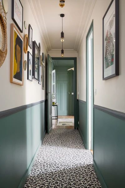 DIXMUDE | AGENCE JUNE Long Corridor Ideas Interior Design, Corridors Design Home, Staircase Banister Ideas, Small Room Interior, 70s Interior Design, Two Tone Walls, Wall Color Combination, Mud Room Entry, 70s Interior