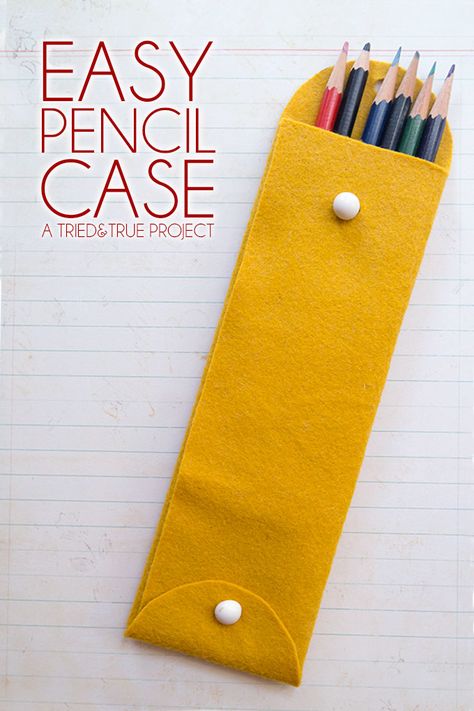 Make a cute pencil case in ten minutes - you don't need a sewing machine! Diy Bags Easy, Felt Pencil Case, Diy Pencil Case, Diy Pencil, Cute Pencil Case, Trendy Sewing, Cases Diy, Sewing Projects For Kids, Art Pencil