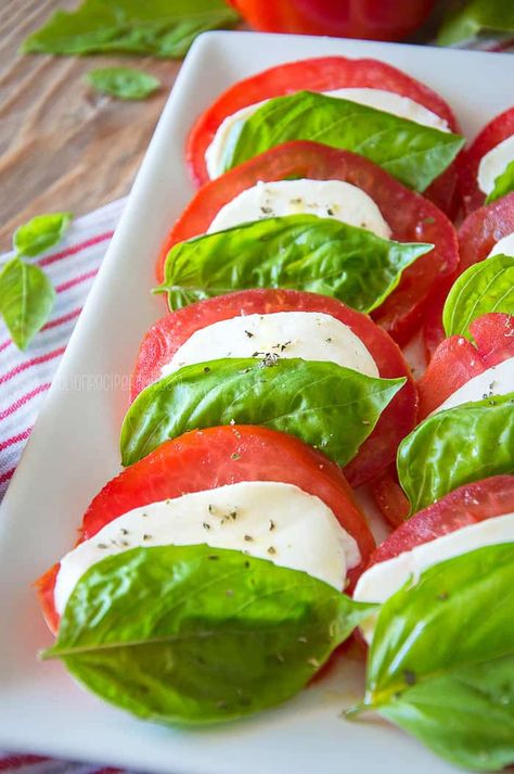 Authentic Italian Salad, Italian Drunken Noodles, Authentic Italian Recipes, Italian Recipes Appetizers, Spicy Italian Sausage, Caprese Salad Recipe, Drunken Noodles, Italian Recipes Dessert, Italian Recipes Traditional