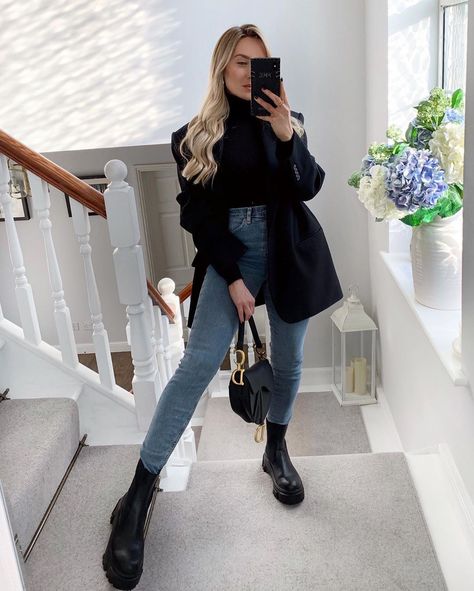 FREYA KILLIN. on Instagram: “I’m 5ft3 with size 4 feet but this photo will have you all thinking I’m lying lol.  Blazer - @zara  Jeans - @topshop  Bag - @dior  Boots -…” Casual Winter Outfits, Looks Style, Mode Inspiration, Winter Fashion Outfits, Looks Vintage, Lady Dior, Outfits Casuales, Cute Casual Outfits, Look Fashion